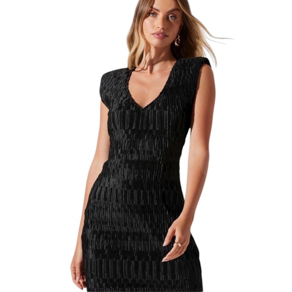 ASTR Dresses & Skirts - NEW ASTR the LABEL Nyah Satin Plissé Bodycon Dress Black Sz M